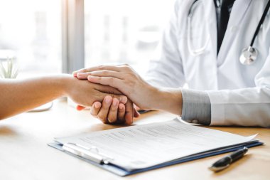 Doktor rahatlatıcı ve bakım hasta hastanesi için el ele bir