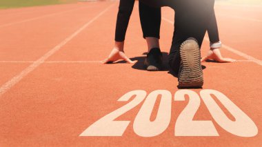 2020 Newyear, atlet yayınlamaya başlamak için satırda başlayan kadın 