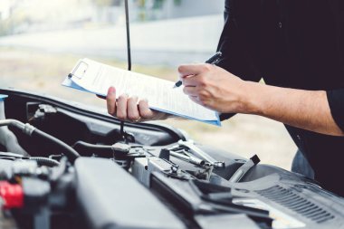 Garajda araba mekanik teknisyeni eller çalışma otomatik mekanik