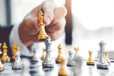 Satranç oyunu oynayan işadamı lider strateji succ planlama