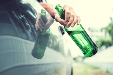 Sarhoş adam yol tutarak şişe bira DANGEROU bir araba sürüş