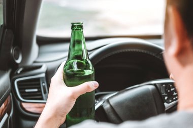 Sarhoş adam yol tutarak şişe bira DANGEROU bir araba sürüş