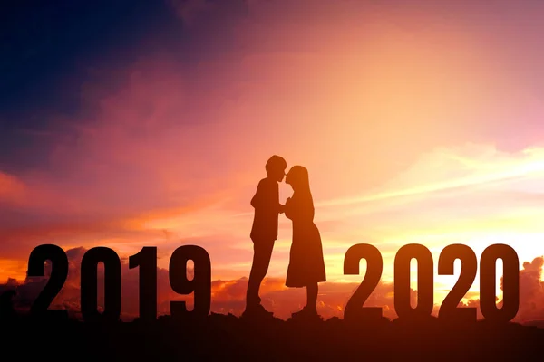 2020 Newyear siluet genç romantik yeni Evet için mutlu çift — Stok fotoğraf