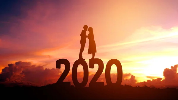 2020 Newyear siluet genç romantik yeni Evet için mutlu çift — Stok fotoğraf