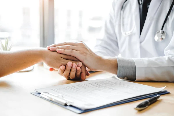 Médico cogido de la mano para reconfortar y cuidar paciente hospital un — Foto de Stock