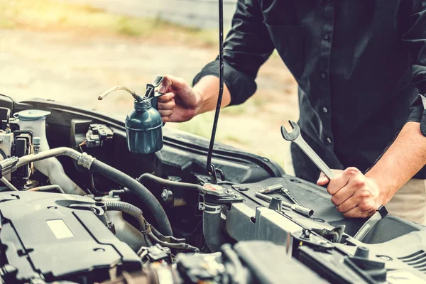 Garajda araba mekanik teknisyeni eller çalışma otomatik mekanik — Stok fotoğraf