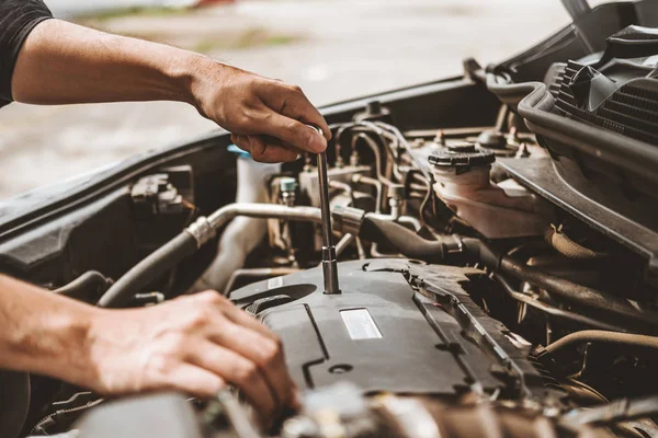 Garajda araba mekanik teknisyeni eller çalışma otomatik mekanik — Stok fotoğraf