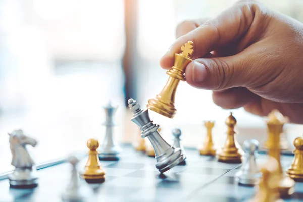 Empresário jogando jogo de xadrez Planejamento da principal estratégia succ — Fotografia de Stock