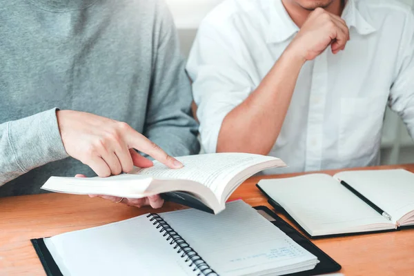 Universitetsstudenter eller högskolestudenter som studerar och läser tog — Stockfoto