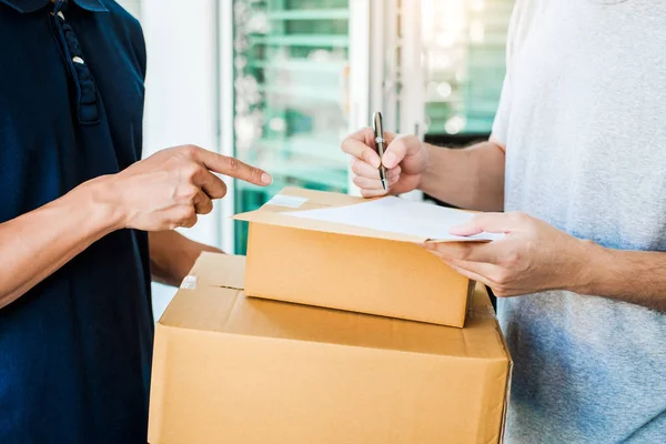 Tanda tangan Customer Man dalam clipboard untuk menerima paket dari prof — Stok Foto