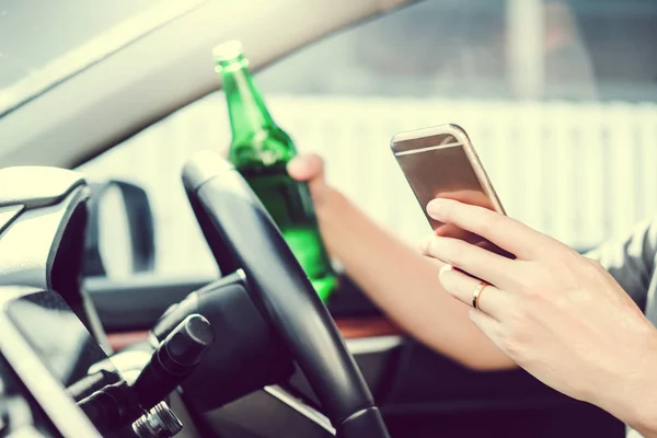 Pijany człowiek jazdy samochodem na drodze gospodarstwa piwo butelki Dangerou — Zdjęcie stockowe