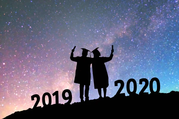 2020 νέο έτος σιλουέτας άνθρωποι αποφοίτηση σε 2020 χρόνια μόρφωση — Φωτογραφία Αρχείου