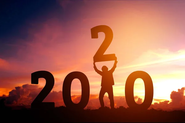 2020 NewYear man probeert te tillen aantal 2020 gelukkig Nieuwjaar — Stockfoto