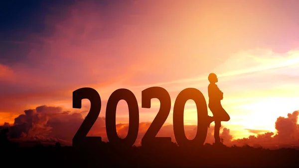 2020 Nieuwjaar silhouet jonge man vrijheid en Happy New Year co — Stockfoto