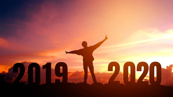 2020 Nieuwjaar silhouet jonge man vrijheid en Happy New Year co — Stockfoto