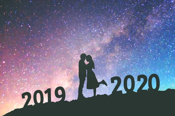2020年新年シルエット若いカップルロマンチックなバックグルーのために幸せ — ストック写真