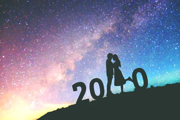 2020 newyear Silhouette ungt par glad för romantiska ba — Stockfoto