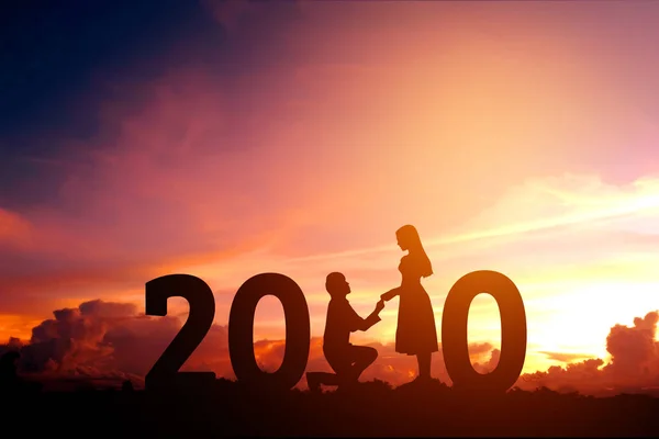 2020 Newyear silhouet jonge paar Happy voor romantische nieuwe Ja — Stockfoto