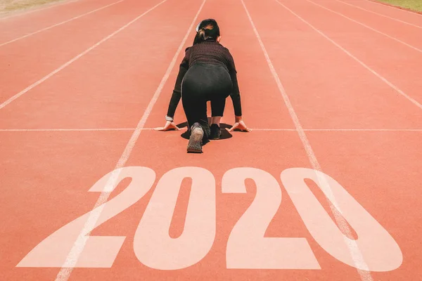 2020 Newyear, γυναίκα αθλητής, ξεκινώντας στη γραμμή για την έναρξη λειτουργίας — Φωτογραφία Αρχείου
