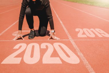2020 Newyear, atlet yayınlamaya başlamak için satırda başlayan kadın 