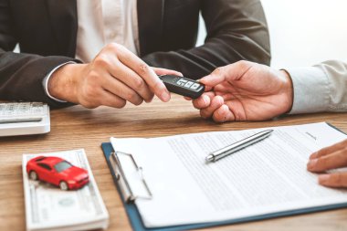 Müşteriye Araç anahtarı veren satış acentesi ve sözleşme contrac imzalamak