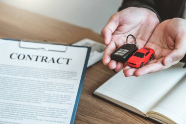 Müşteriye Araç anahtarı veren satış acentesi ve sözleşme contrac imzalamak