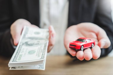 Müşteriye Araç veren satış acentesi ve sözleşme sözleşme imzalamak, i