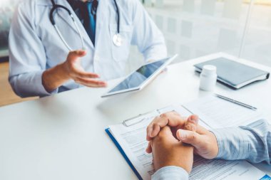 Dijital sekmede sonuçları sunan hastaya doktor danışmanlığı