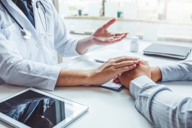 Doktor rahatlatıcı ve bakım hasta hastanesi için el ele bir