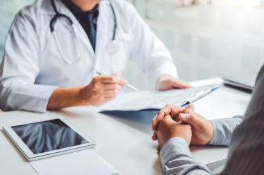 Doktorlar ve hastalar danışmanlık ve tanı muayene ve