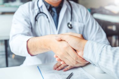 Kendine güvenen doktor tokalaşırken hastalar konuşma ile hospita içinde