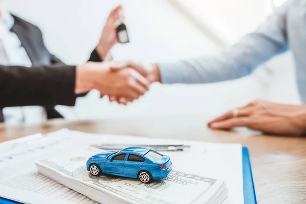 Sale agent handshake deal to agreement successful car loan contr — Stock Photo, Image