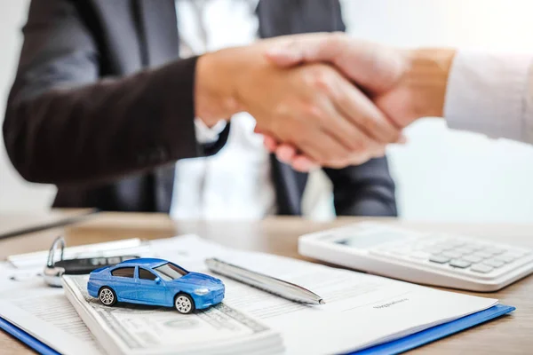 Handshake agent sprzedaży czynienia porozumienia udane pożyczki samochodu wkładów — Zdjęcie stockowe