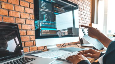 Programcı ekip geliştirme web sitesi tasarımı geliştirme ve kodlama