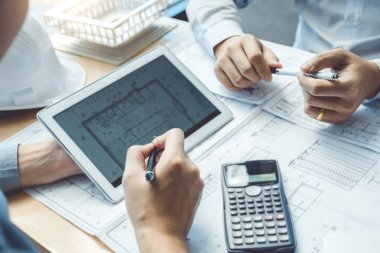 Tablet projesi ve çalışma ile mimari için mühendis toplantısı