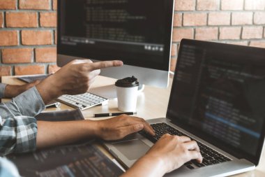 Programcı takım geliştirme Web sitesi tasarımı ve kodunu geliştiriyor