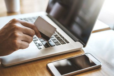 İşadamı bankacılık kredi ile dizüstü bilgisayar kullanarak kartı Online Shoppin