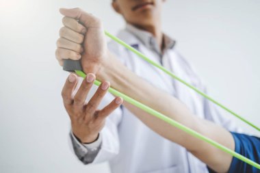 Fizyoterapist adam direnç grup egzersiz tedavi Ab