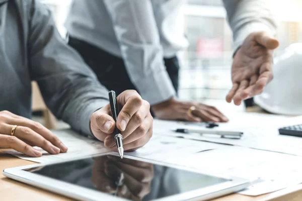 Reunião de engenheiro para arquitetura com projeto tablet e worki — Fotografia de Stock