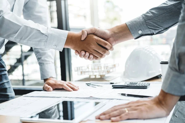 Engineer handshake meeting for architectural project and working — Stock Photo, Image
