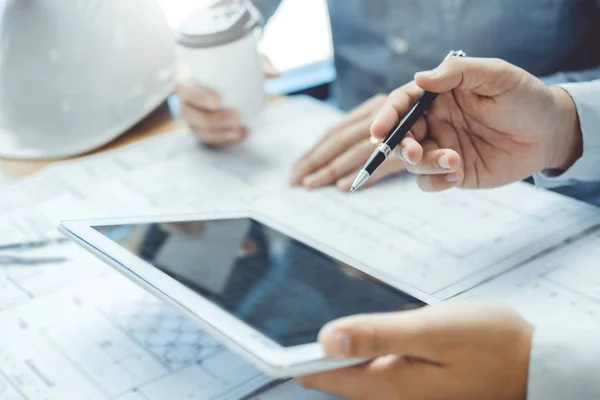 Reunião de engenheiro para arquitetura com projeto tablet e worki Fotografia De Stock