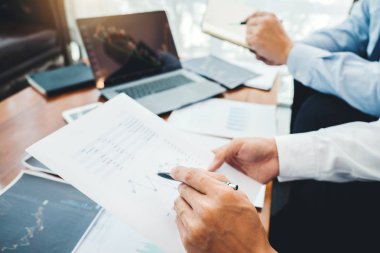 İş ekibi yatırım girişimci ticaret tartışmak ve ana