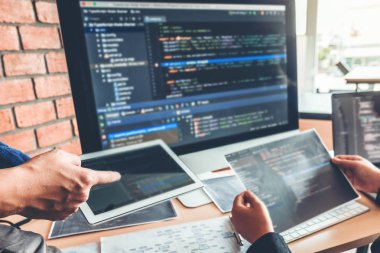 Programcı ekip geliştirme web sitesi tasarımı geliştirme ve kodlama