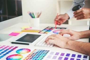 Grafik tasarımcı grafik tablet işyerinde çizim