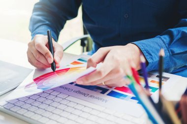 Grafik tasarımcı grafik tablet işyerinde çizim