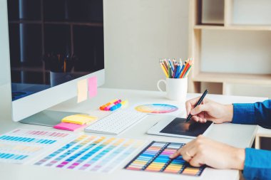 Grafik tasarımcı grafik tablet işyerinde çizim