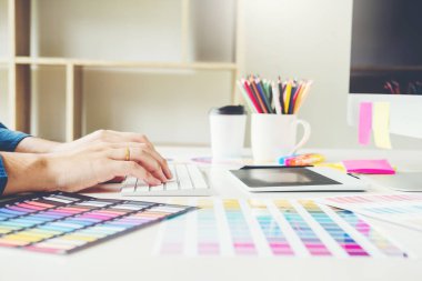 Grafik tasarımcı grafik tablet işyerinde çizim