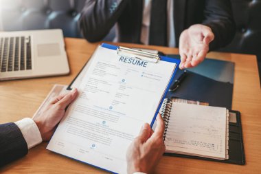 İş görüşmesi kavramı , Üst düzey yönetici sırasında bir özgeçmiş okuma