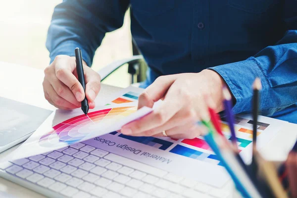 Grafikdesignerin zeichnet am Arbeitsplatz auf Grafik-Tablet — Stockfoto