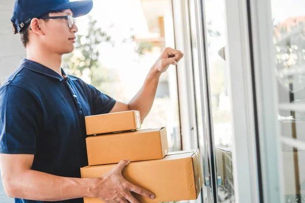 Entrega Hombre asiático servicio con cajas en las manos de pie en frente — Foto de Stock